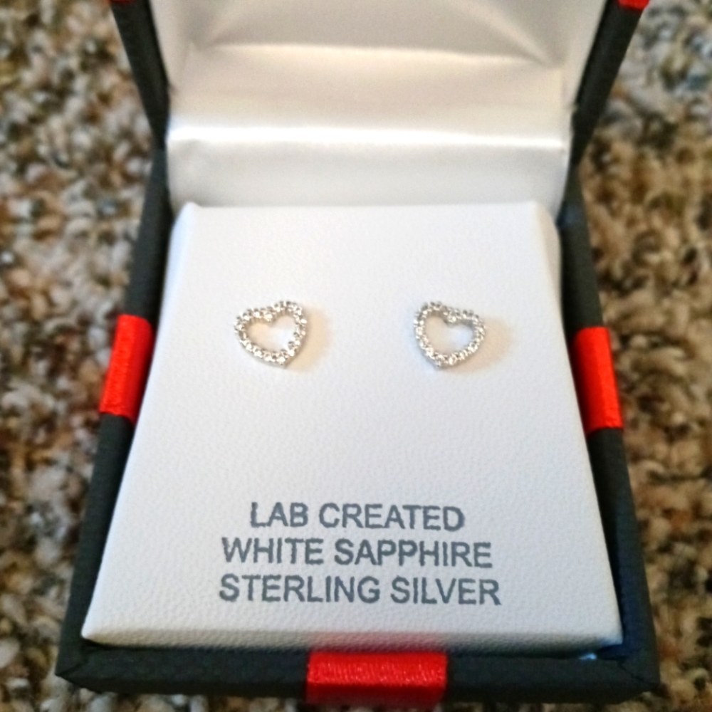 White sapphire 925 heart shaped earrings NWT